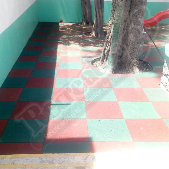 Imagen de Foto real de instalación de losas de caucho S008