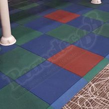 Foto real de losa de caucho tipo rampa