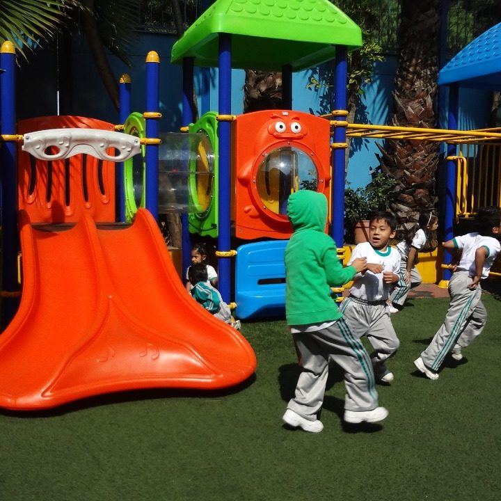 Niños jugando en un parque Recreatec BB