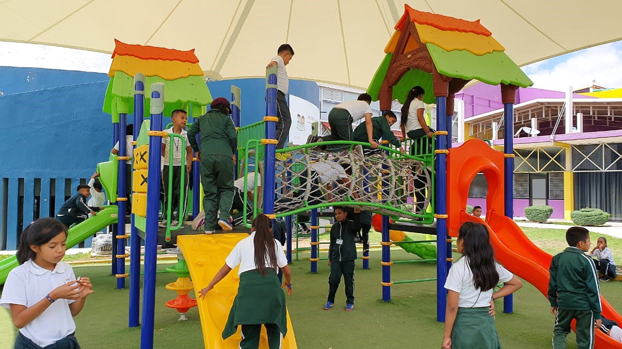 Parques infantiles diseñados para fomentar el aprendizaje a través del juego
