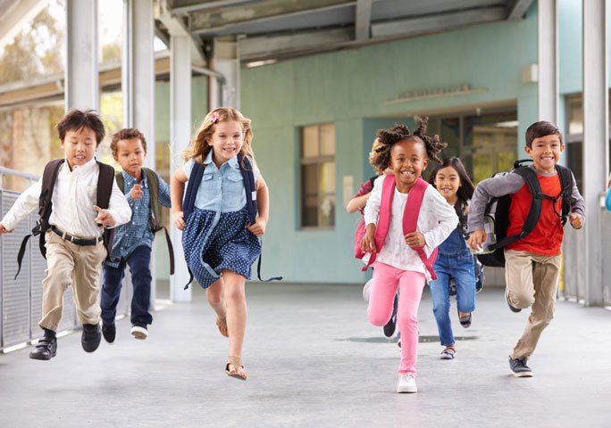Foto de niños corriendo al recreo con juegos infantiles para escuelas