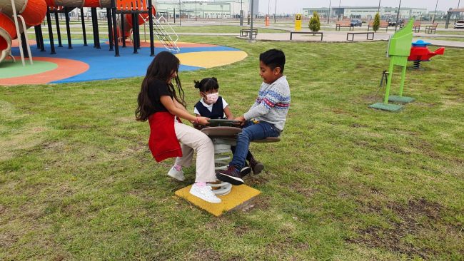 Recreo 4 niños en recreo