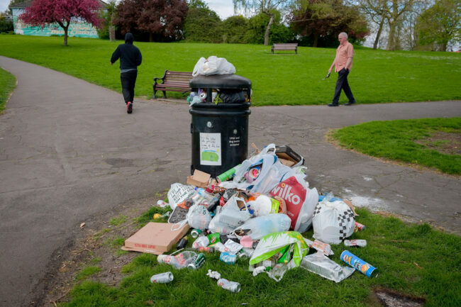 CÓMO REDUCIR LA BASURA EN LOS PARQUES PÚBLICOS CÓMO REDUCIR LA BASURA EN LOS PARQUES PÚBLICOS