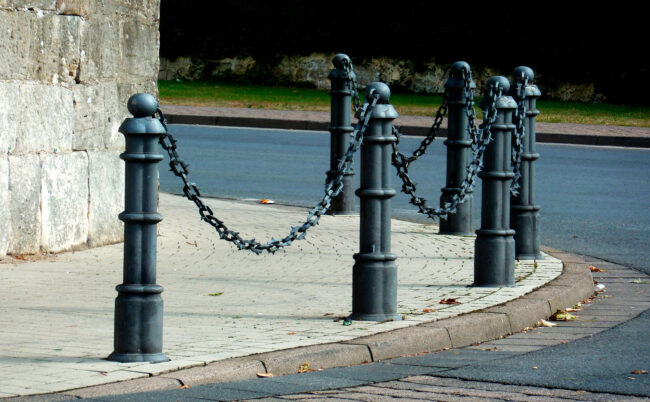Los bolardos hacen el camino más seguro Imagen de Los bolardos hacen el camino más seguro