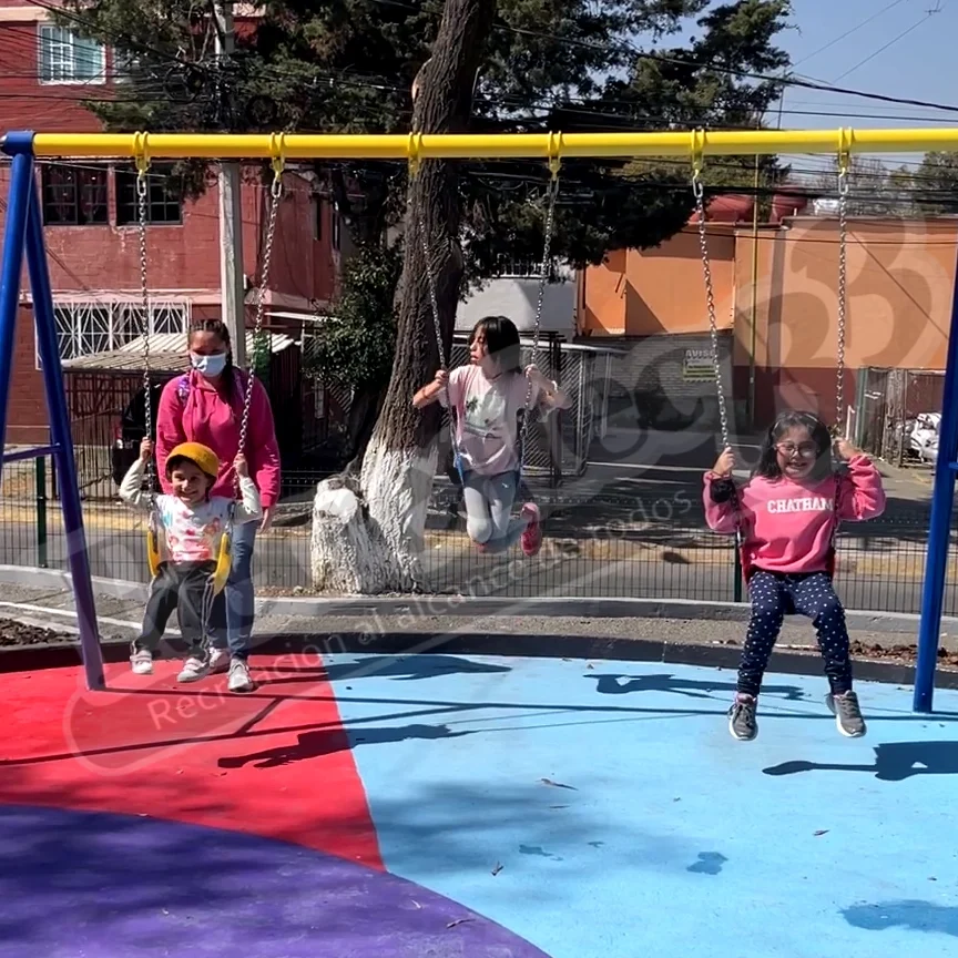 Máxima Capacidad de Juego con el Columpio Triple Metálico RIBB-3i029-3