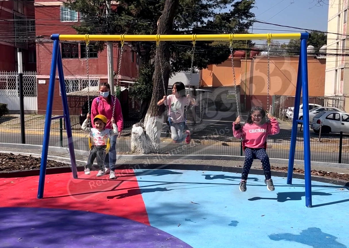 Máxima Capacidad de Juego con el Columpio Triple Metálico RIBB-3i029-3