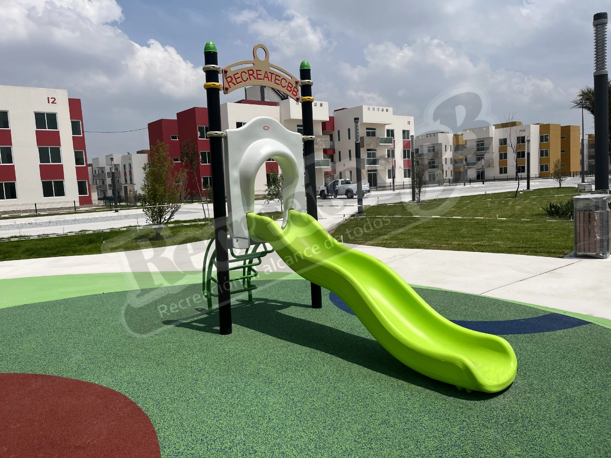 Foto de instalación de la Resbaladilla Individual con Letrero RIBB-3i125